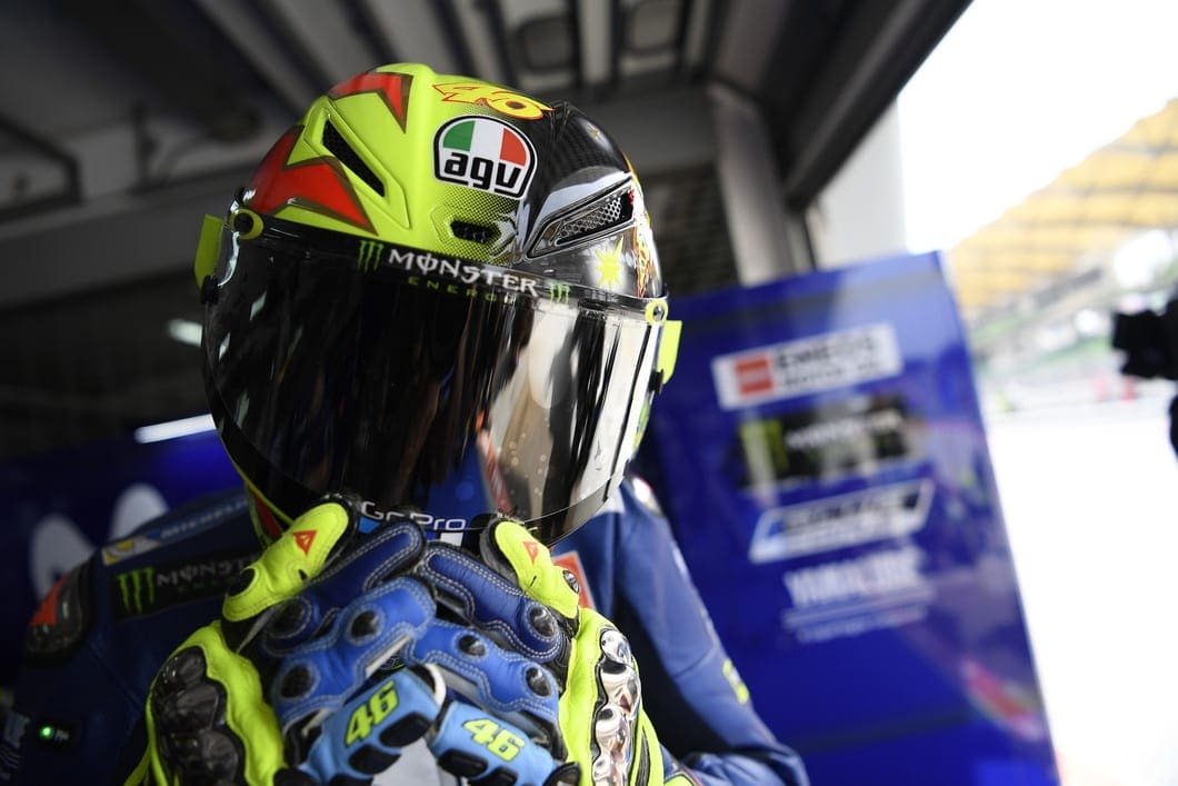 Hiel vermoeidheid Netjes Valentino Rossi goes retro with new AGV Helmet at Sepang test. Looks MINT.  Looks like the lid from 20 years ago. AND you can buy one NOW (almost).